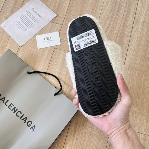 High quality fuzzy plush slipper(NO box) size:5-11 BAA SY #C0123