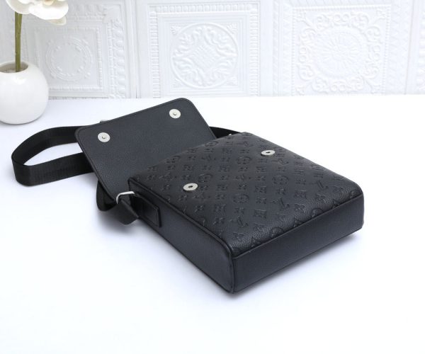 Wholesale messenger bag size:21*24*7cm CM #C0350