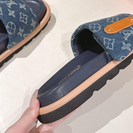 High quality slipper size:5-10 with box LOV #C0398 - Image 4