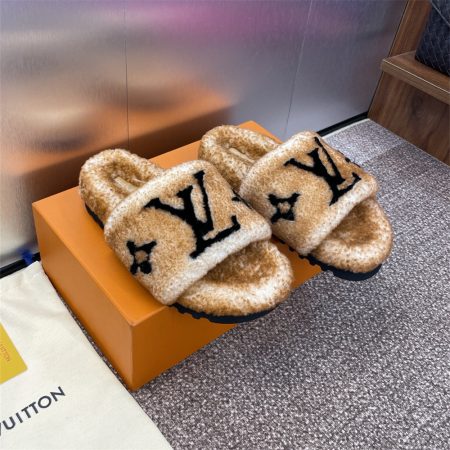 High quality fuzzy slipper size:5-10 with box LOV #X0313