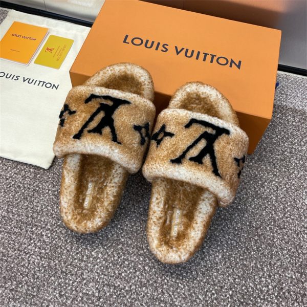 High quality fuzzy slipper size:5-10 with box LOV #X0313