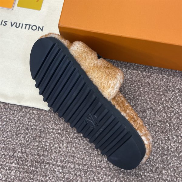 High quality fuzzy slipper size:5-10 with box LOV #X0313