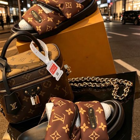 High quality slippers & makeup bag  free shipping LOV #X1435