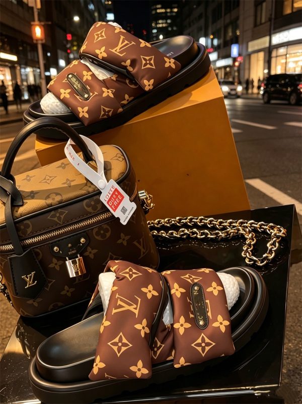 High quality slippers & makeup bag  free shipping LOV #X1435