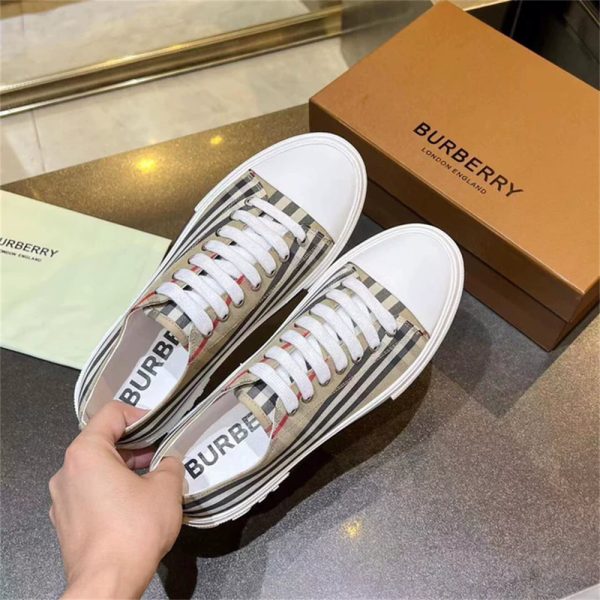 1 set fashion sneakers & shoulder bag free shipping  BUY #Z0127