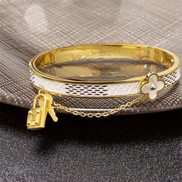 Wholesale Fashion High Quality Bracelet LOV #A0373