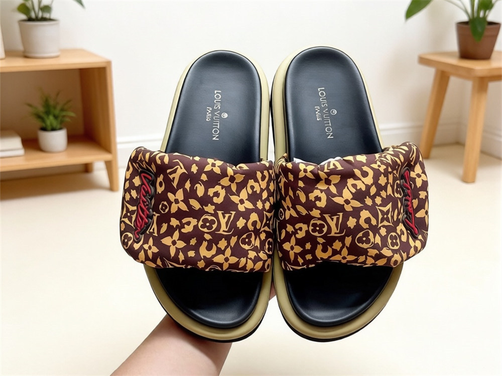 High quality couple slippers size:5-12 with box LOV #31480 - Image 2