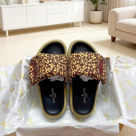 High quality couple slippers size:5-12 with box LOV #31480 - Image 4