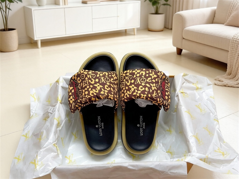 High quality couple slippers size:5-12 with box LOV #31480 - Image 4