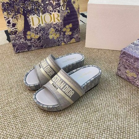 High quality slippers size:5-11 with box COH #31564 - Image 4