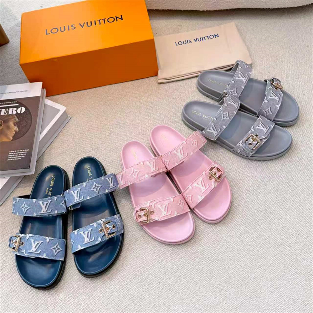High quality slippers size:5-11 with box LOV #31574 - Image 1