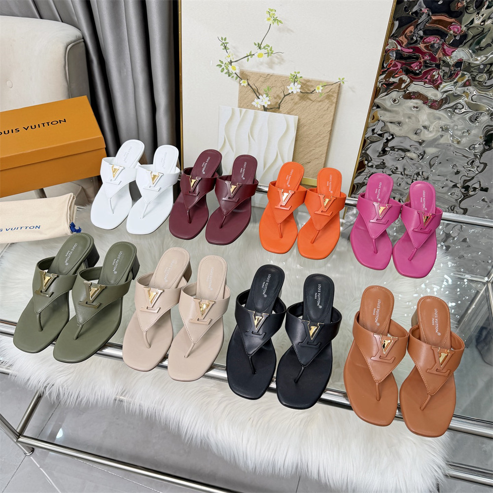 High quality slippers size:5-12 with box LOV #31590 - Image 1